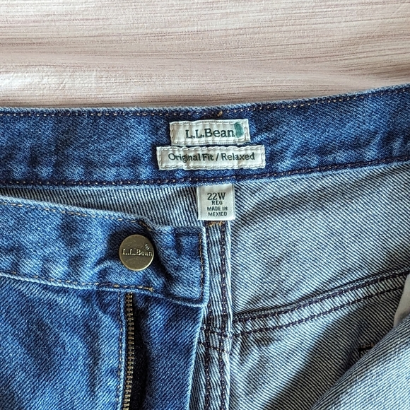 Plus size L.L. Bean Original Fit/ Relaxed Jeans, 100% Cotton, 22 wide, like new - Picture 2 of 8
